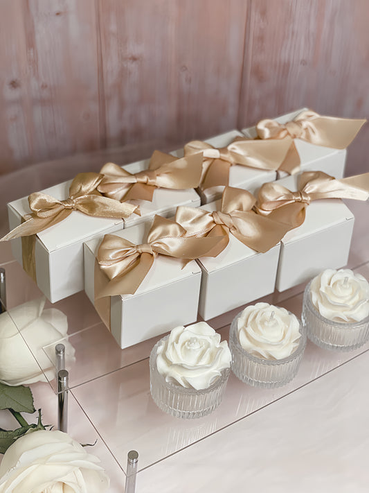 شمعة الورود في وعاء زجاجي أنيق