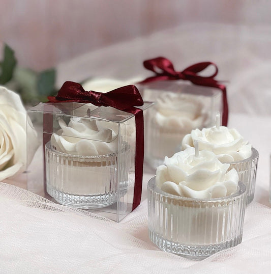 شمعة الورود في وعاء زجاجي أنيق