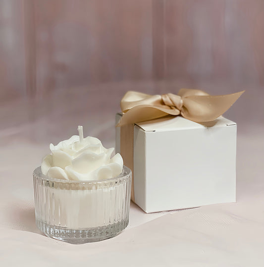 شمعة الورود في وعاء زجاجي أنيق