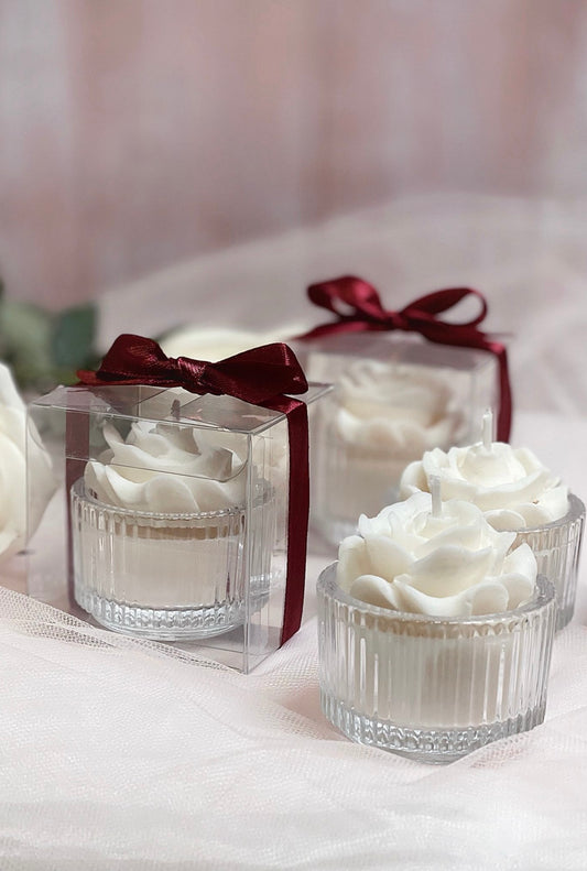 شمعة الورود في وعاء زجاجي أنيق