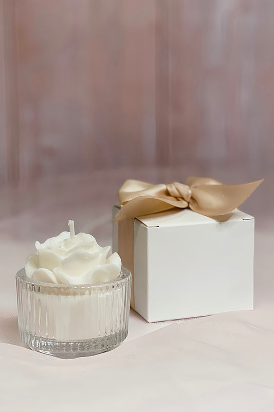 شمعة الورود في وعاء زجاجي أنيق