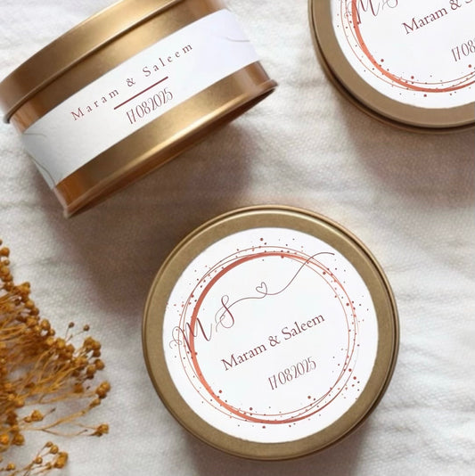 شمعة معطرة في وعاء معدني