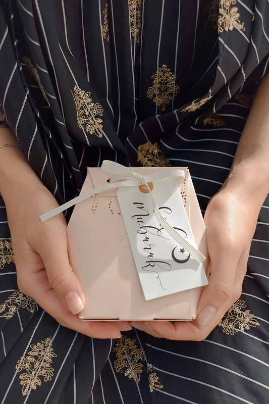 ١٠ حبات - باقة هدايا شامل التعبئة اقراط و اسوارة لؤلؤ