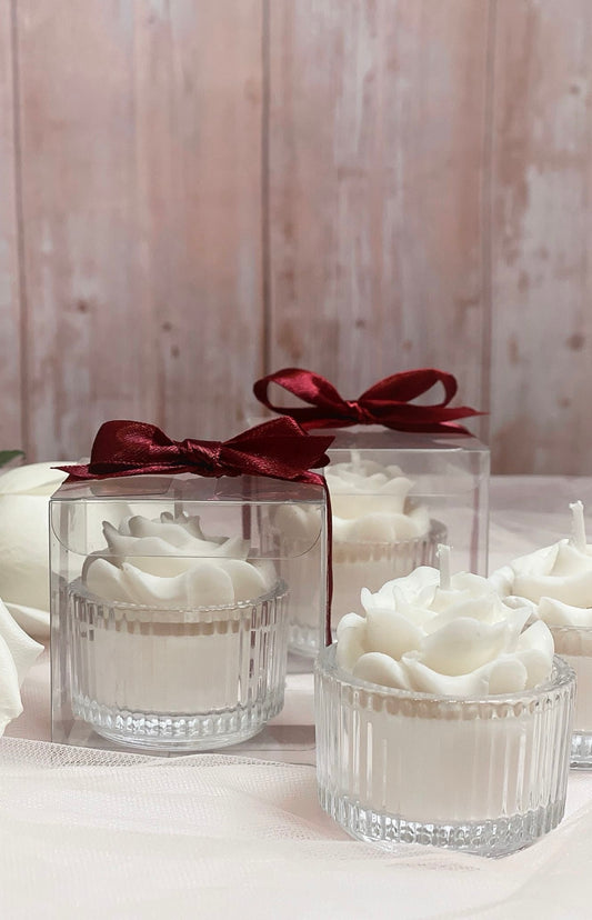 شمعة الورود في وعاء زجاجي أنيق