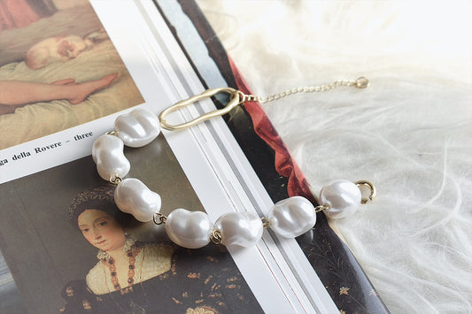 White Vintage Pearl Bracelet